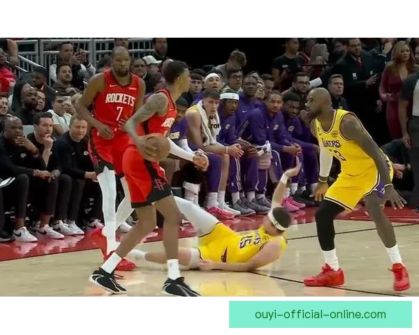 火湖大战暗潮汹涌 湖人积极沟通火箭各自为战引发热议