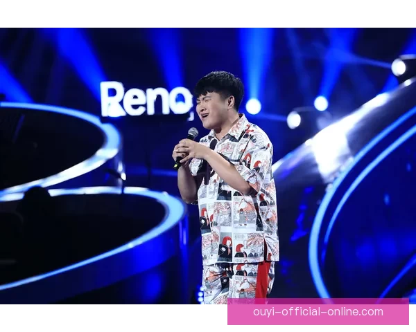 艾维街头激情演讲手持麦克风大胆表达观点引发路人热烈关注