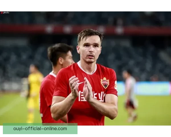 塞维新帅莫派遭弃用冬窗唯一新援引发争议新政初显